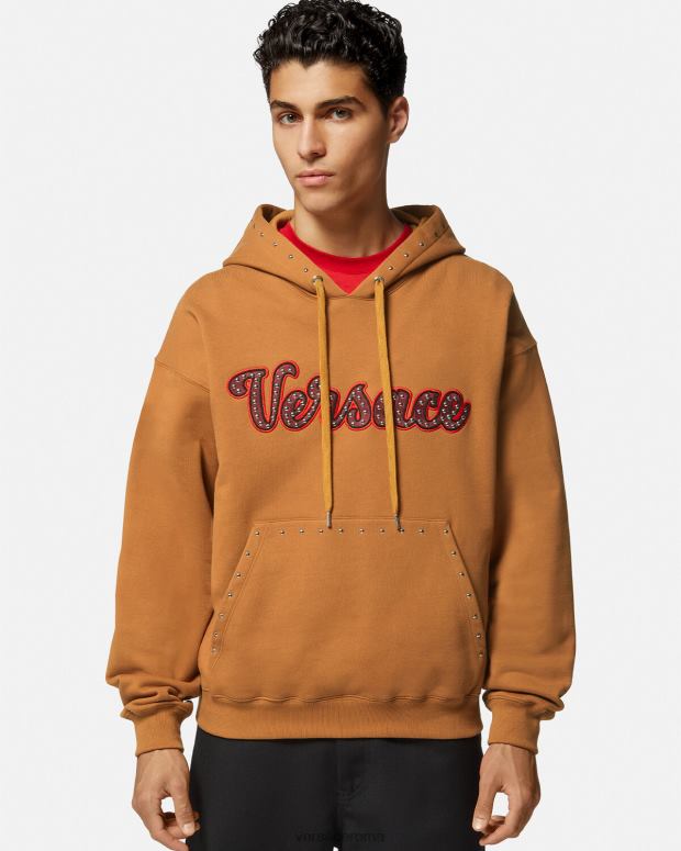 esso Versace uomini Felpa con cappuccio con logo varsity borchiato arancia JT08Z1426 vestiario