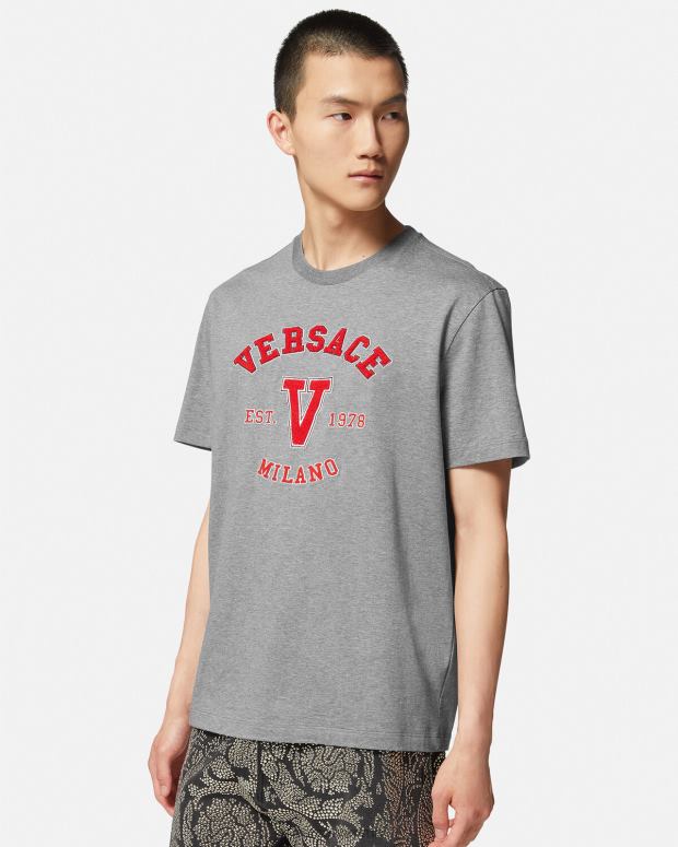 esso Versace uomini T-shirt con logo universitario grigio JT08Z1403 vestiario