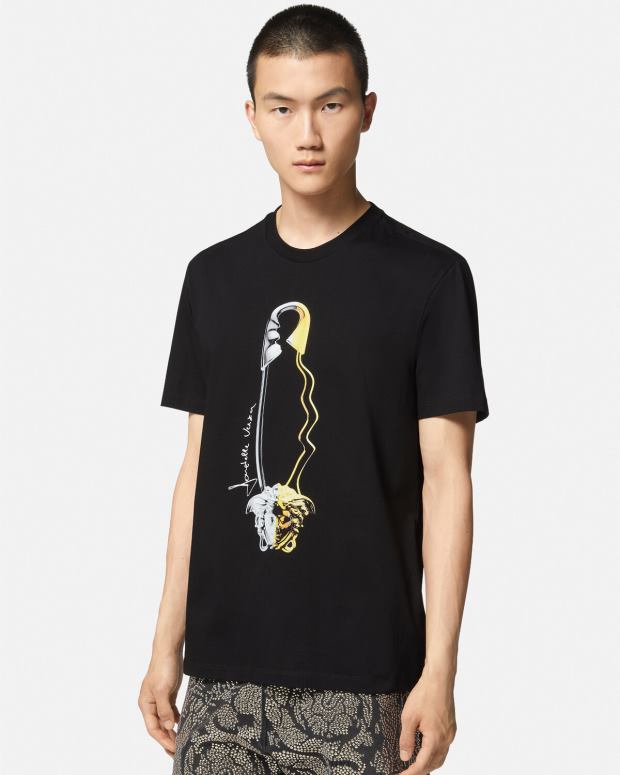 esso Versace uomini t-shirt grafica con spilla da balia nero JT08Z1400 vestiario